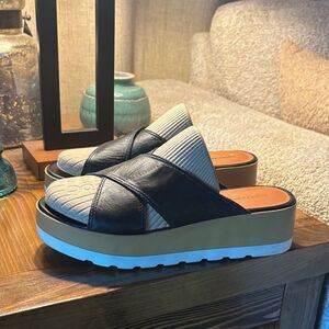 Lucky Brand 🍀 Black Leather and Cream Platform Sandals